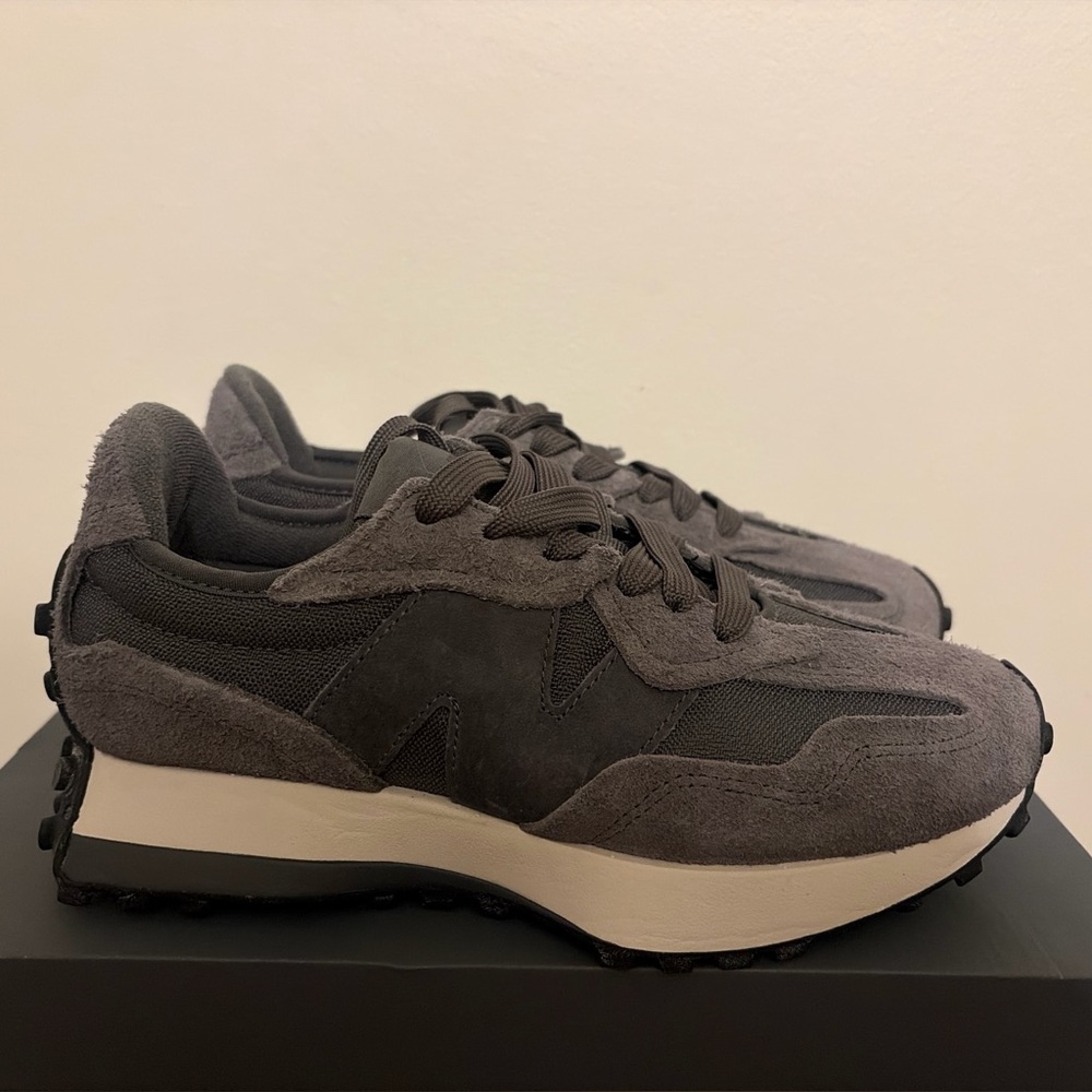 New Balance 327 Magnet Gray Sneakers Men’s 5 Woman’s 6.5